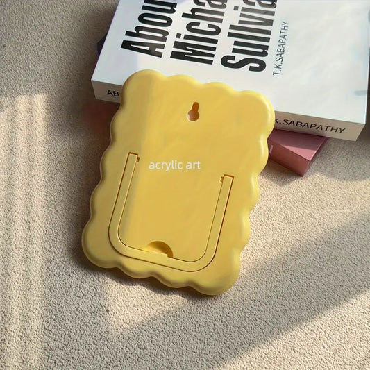 Cadre décoratif en lait jaune charmant avec motif floral vibrant